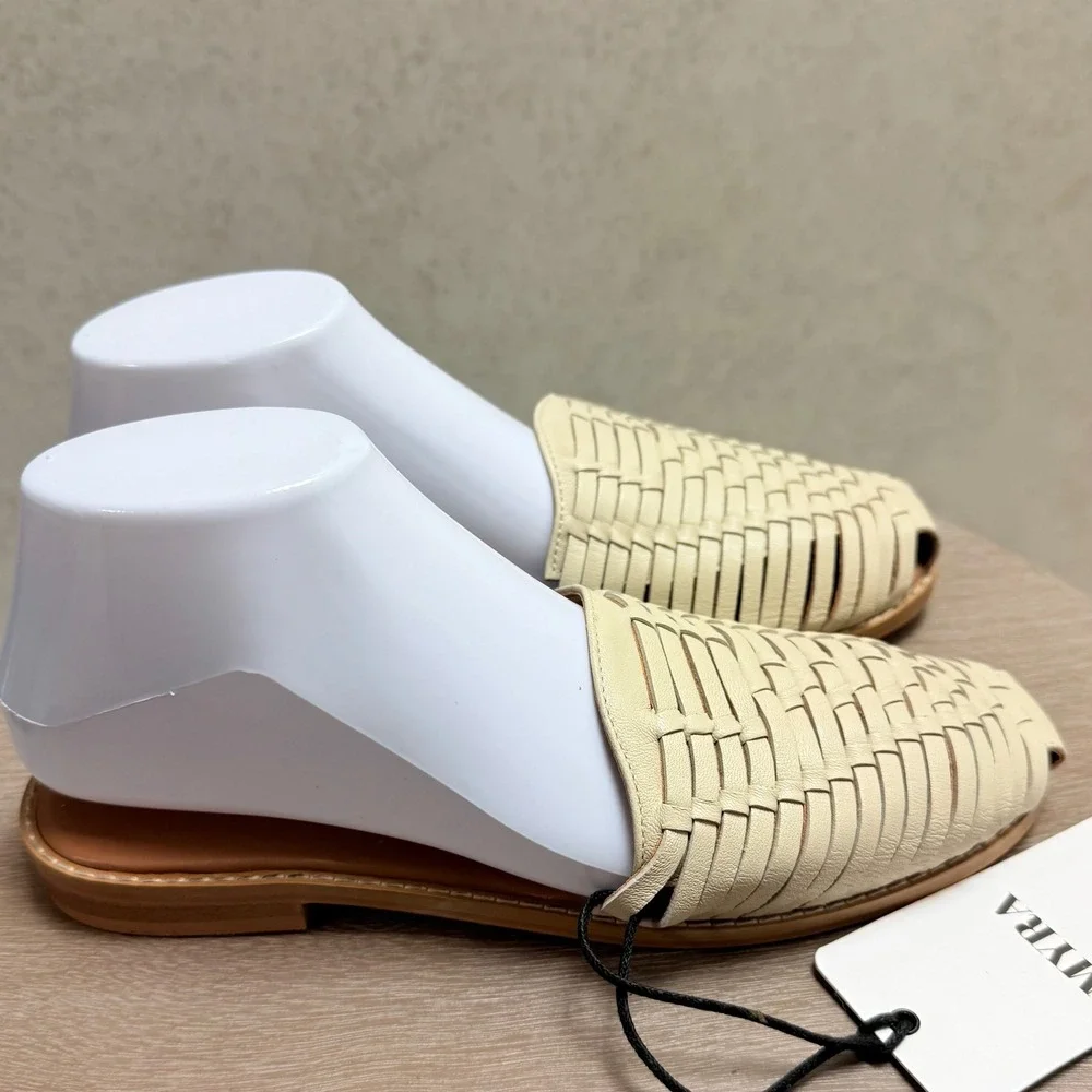 MYRA Madrigonna NWT 8 Womens‎ Cream Woven Embossed Artsy Leather Flat Sandals